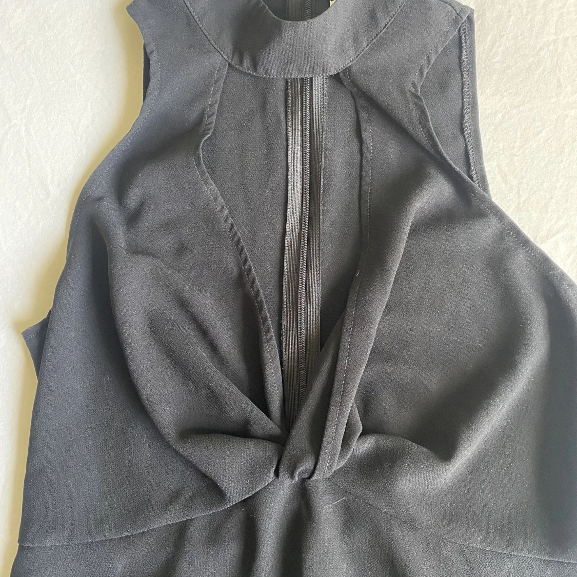 Svart topp med fin urringning  - 90