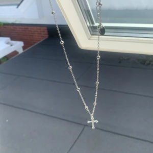 Halsband✝️ - Ett super fint halsband med ett kors, köptes på ur och Penn. Aldrig använt halsbandet pga är inte kristen🤍