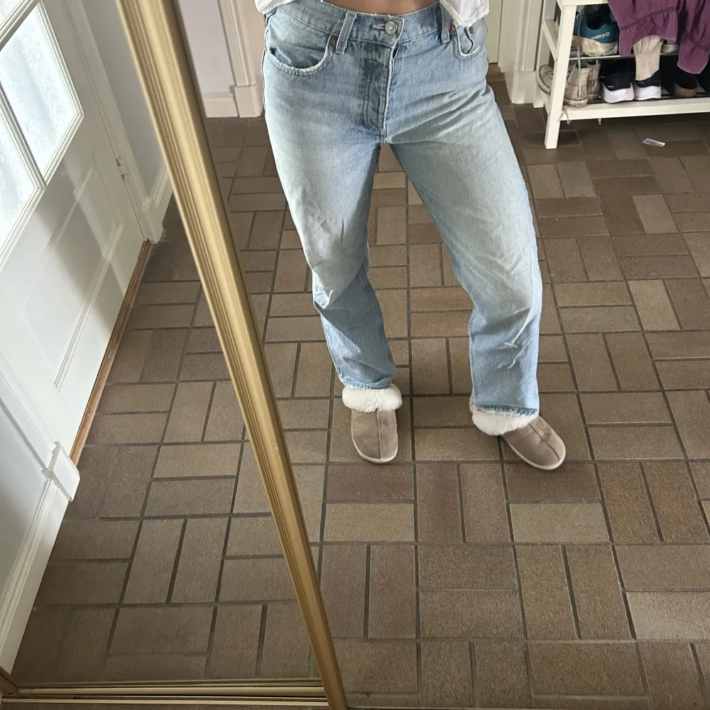 Ett par zara jeans, mid waist. Ljusblå i storlek 36!  Lägger ut de för 150kr.  Köparen står för frakt! . Jeans & Byxor.