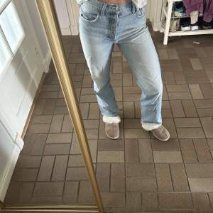 Ett par zara jeans, mid waist. Ljusblå i storlek 36!  Lägger ut de för 150kr.  Köparen står för frakt! 