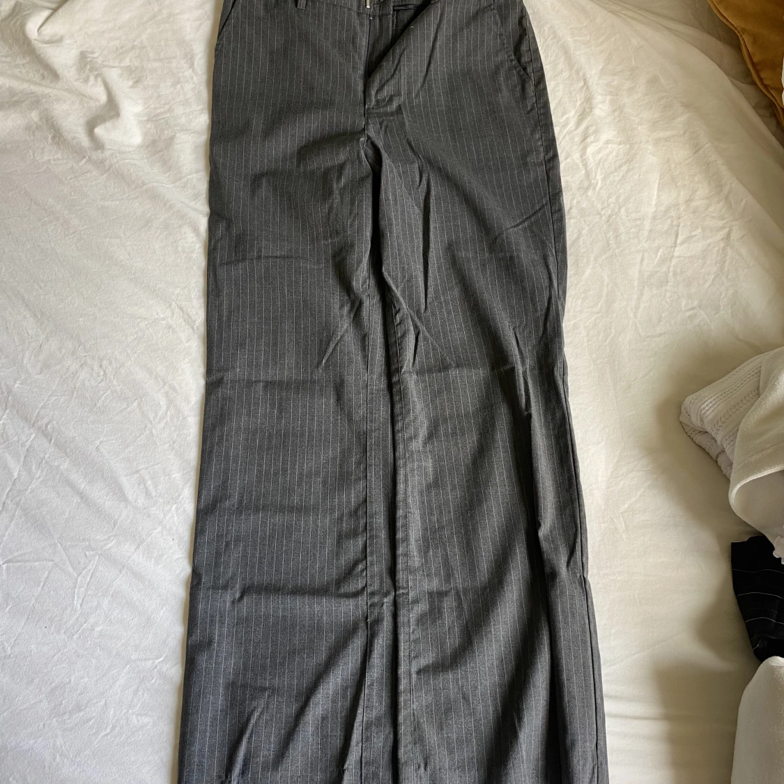 Gråa randiga kostymbyxor från Madlady - 91