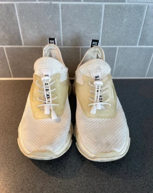 Steve madden sneakers - Storlek 40  Skorna är små i storlek 