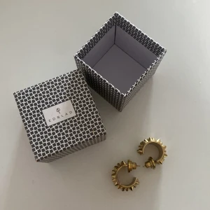 Edblad öronhänge Peak Creoles Multi Gold - Edblad öronhänge Peak Creoles Multi Gold. Dessa öronhängen är knappt använd. Nypris 449