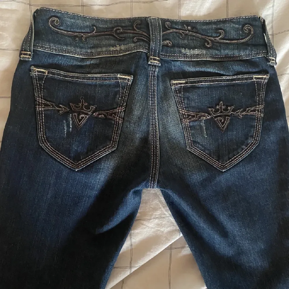 Jättefina lågmidjade bootcut jeans!  (lånade bilder från förra ägaren) Midjemått: 76 cm Innerbenslängd: 82 cm Budgivning om fler är intresserade . Jeans & Byxor.