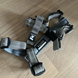 Hundsele  - Sele till hund i nyskick, endast använt en gång, säljes pga fel storlek. Inköpt på Arken Zoo, nypris 299kr.  Feel Active padded sele grå.  Stl XS. Chest 40-50cm. 