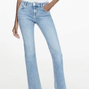 Lågmidjade flare jeans från Zara i storlek 36