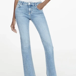 Jeans - Lågmidjade flare jeans från Zara i storlek 36