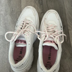 Platåskor - Platåskor från Bershka med Hello Kitty-motiv. Köpta januari 2023. Använda ett fåtal ggr (max 5). 