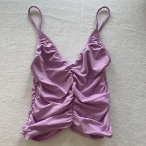 Topp  - En lila topp från Urban outfitters! Använd 2 gånger i strl small, lappen är bortklippt då de syntes i ryggen☺️ 90kr