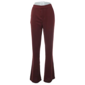 Röda kostymbyxor i satin - De röda slutsålda kostymbyxorna från Hannalicious kollektion med NAKD! Endast använda en gång ❤️