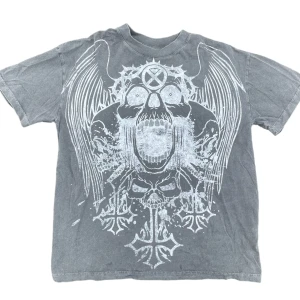 Ken carson european tour merch - INTRESSEKOLL på min ken carson t-shirt, köpt i London på wireless. Size xl men sitter som en oversized L (ja e 180 se bild 2) använd typ 3 gånger, aldrig tvättad / inge smuts elr flaws❌fett opium o shi❗️❗️* såklart äkta, tror ja har kvar kvittot, kom DM