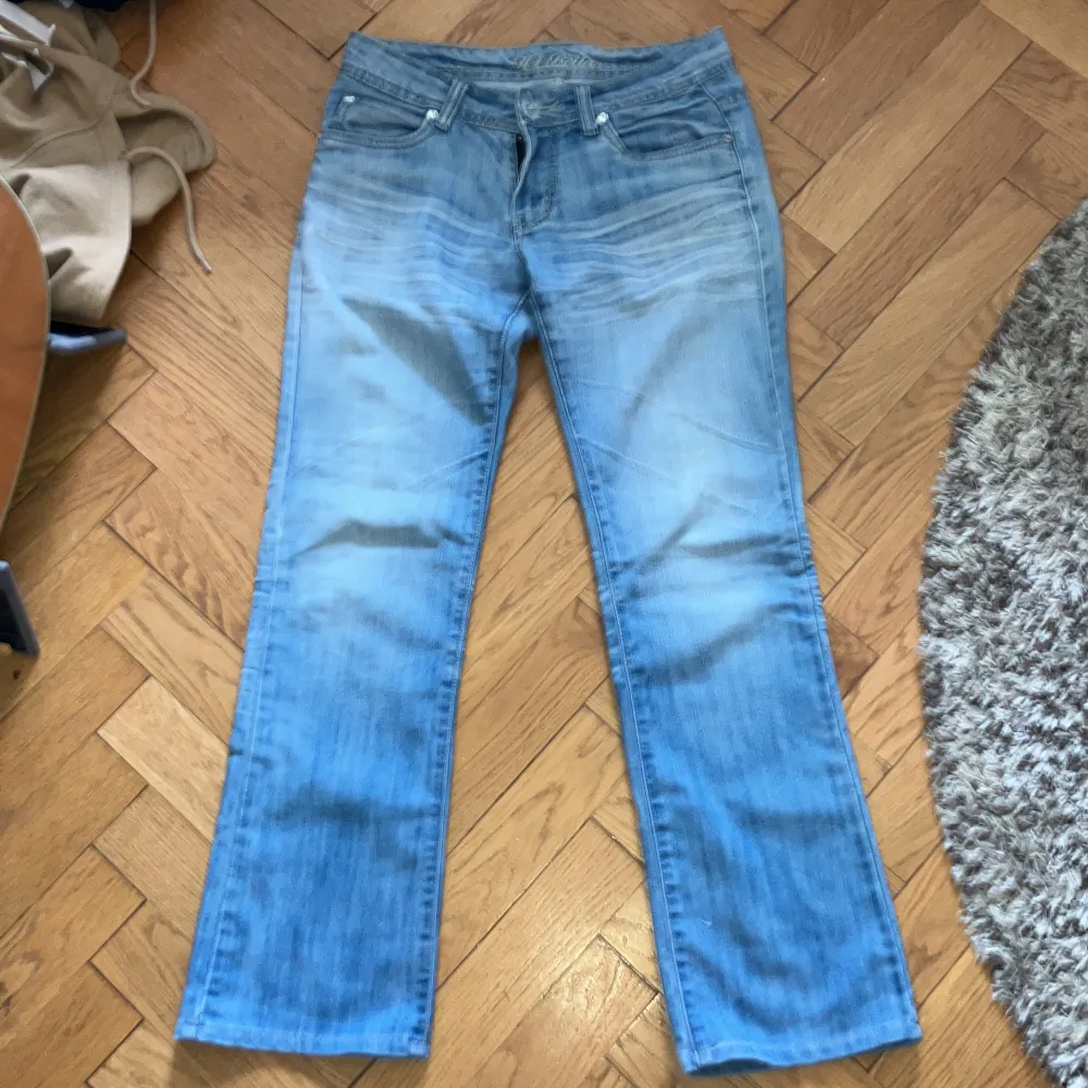 Ett par snygga jeans med massa coola detaljer som är för små för mig. Inga skador. Pruta på. Jeans & Byxor.
