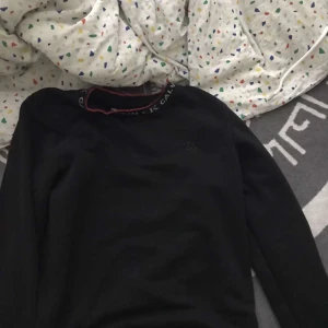 Calvin Klein  - Säljer denna fina tröjan inget fel på den jätte bra skick