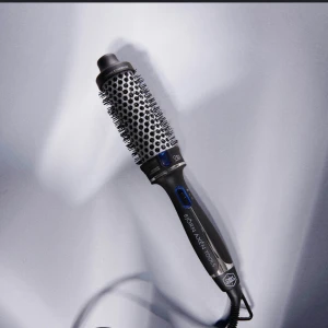 Björn Axén värmeborste  - Säljer min värmeborste från Björn Axén 45 mm då jag inte använder så mycket längre. Funkar superbra och ger jättefina böjar på håret.