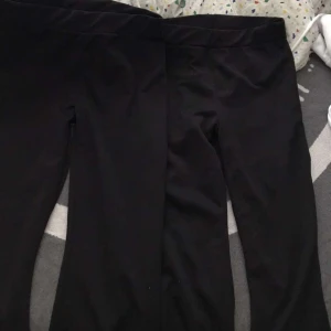 Utsvängda byxor - Likadana byxor men två olika storlekar ena är s o andra m men dom är stretchiga och Midwaist 