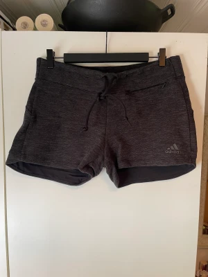 Adidas Träningsshorts - Grå/svarta Adidas träningsshorts. Storlek: L. Lite använda. 