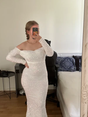 Klänning  - Säljer min vita klänning från Shein storlek S har använt den bara en gång 