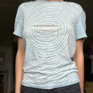 Skön egendesignad T-shirt 🫧mönstret är gjort med klorin🫧är xs men sitter mer som en s