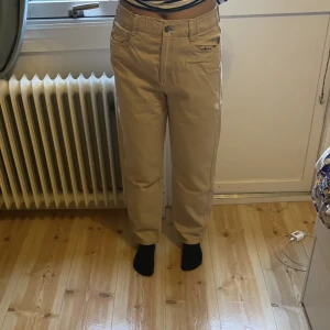 Jeans  - Jätte fina beige jeans till hösten och vintern! Har inte används så mycket då därför jag säljer dem, det finns en målar färga vid dragskedjan som inte syns på långt håll men på när. Annars väldigt dina, nypris 299kr! Kontakta för fler bilder!💞