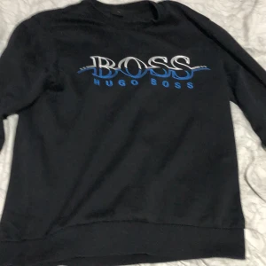 Svart Hugo boss tjock tröja  - En svart Hugo boss  tjock tröja men några små skador helst upphämtning i uppsal eller Björklinge 
