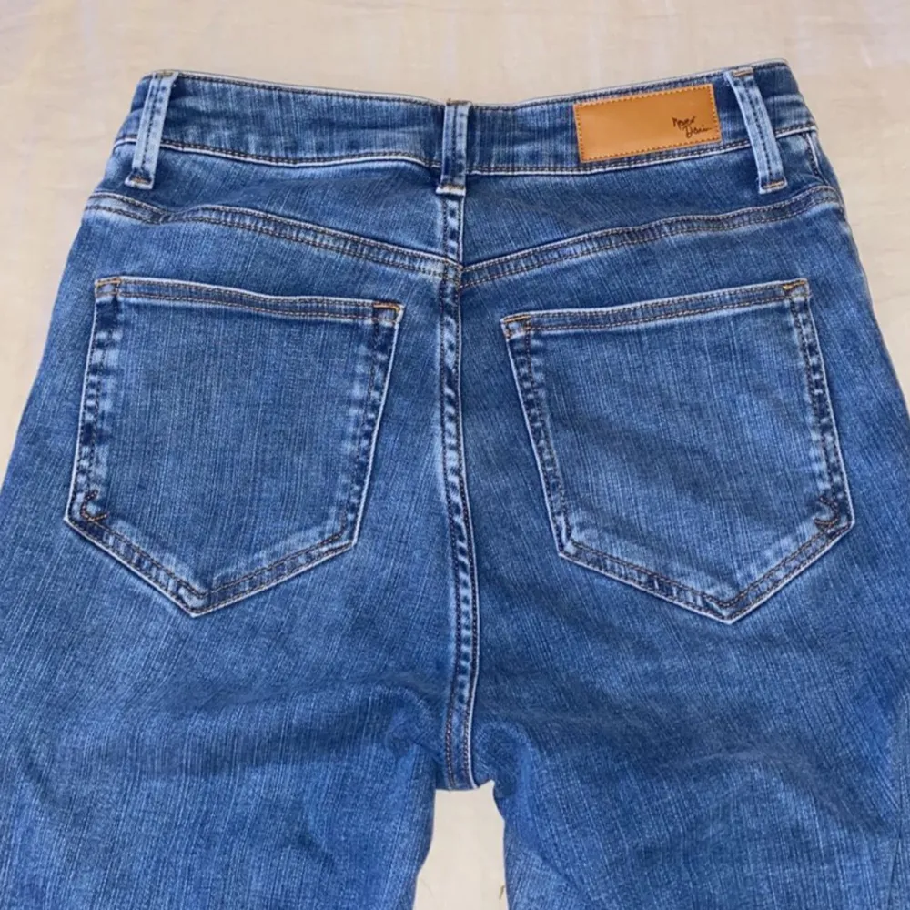 Jättefina flare jeans från bikbok som aldrig hsr blivit använda! Dom är inte lika blå som på bilderna! Köpt för 600. Pris kan diskuteras. Jeans & Byxor.
