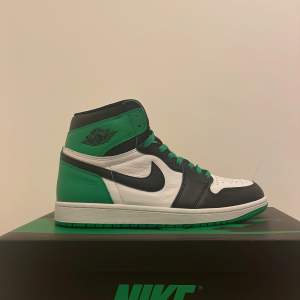 Helt sprillans nya nike air jordan 1 retro og lucky green. Har aldrig använt dem dem har endast varit i kartongen. Nypris 3100kr men jag säljer dem för 2900kr.Det är inga skador eller cress. Det medföljer ett par svarta skosnören. Mer info om skorna skriv