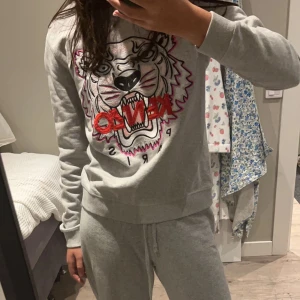 Kenzo tröja - En jättefin nästan aldrig använd kenzo tröja. Säljer pågrund av att den aldrig kommer till användning. Hör av er för mer info!💗