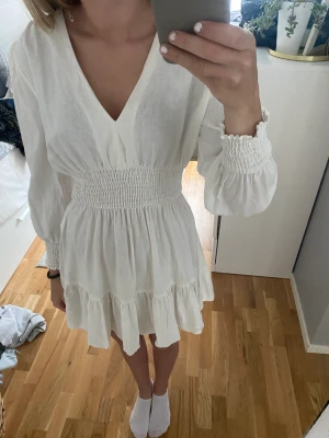 Klänning - zara - Super söt klänning, säljer pga inte fått någon andvändning för den! Passar perfekt nu till sommaren🤩