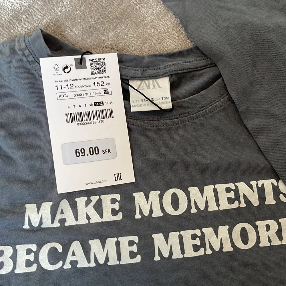 Supersöt tröja från Zara med texten ”make moments  became memories” Aldrig använd då jag aldrig hittat tillfälle för det🤍 . Toppar.