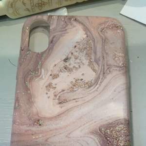 Ett rosa/beige skal med glitter 