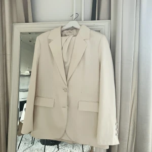 Satinkostym - Full kostym i satin från Gina tricot. Använd få gånger. Storlek 36 på kavajen, 34 i byxor. 