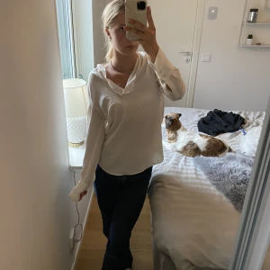 Vit blus - Vit luftig blus utan skador! Luftigt material så den är perfekt att ha på sommaren. Som ni ser delas den lite vid sidorna och blir lite längre baktill 😍Nypris runt 300kr. Pris går att diskuteras! Skriv privat för fler bilder! 😊