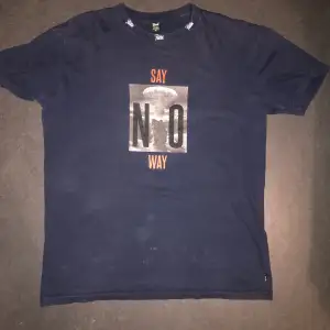 Patta t-shirt i marinblå med ett atombomb tryck💣    “ SAY NO WAY ”❤️🖤.  Den är i storlek M!   Pris går att diskutera 😎