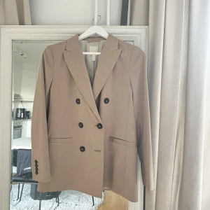 Kavaj H&M  - Kavaj från H&M. Använd få gånger. Storlek 34