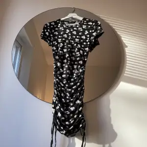 En klänning från SHEIN i strl S, klänningen kan bäras kort som lång och är justerbar. Säljer på grund av att den inte kommer till användning. Inga defekter på klänningen🖤