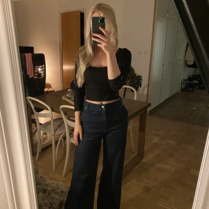 Tommy hilfiger wide jeans  - Säljer mina fina Tommy hilfiger jeans, köpta i Italien knappt använda pga inte min stil. Vida nertill. 