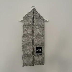 Supreme x the north face scarf  - Använd Max 3 gånger Typ 180 cm 