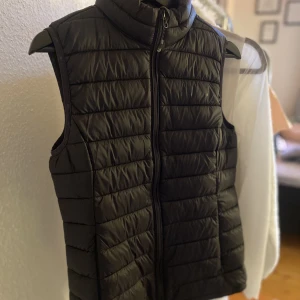 Väst - Ny väst från Wisthler Storlek S Nypris 399kr