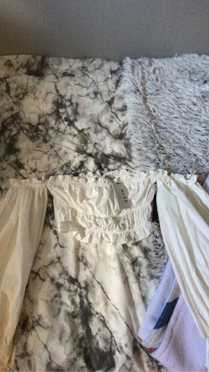 Fin blus från NA-KD i stolek 38👚🤩 - En vit blus från NA-KD som aldrig har använts för den var alldeles för stor för mig!😊