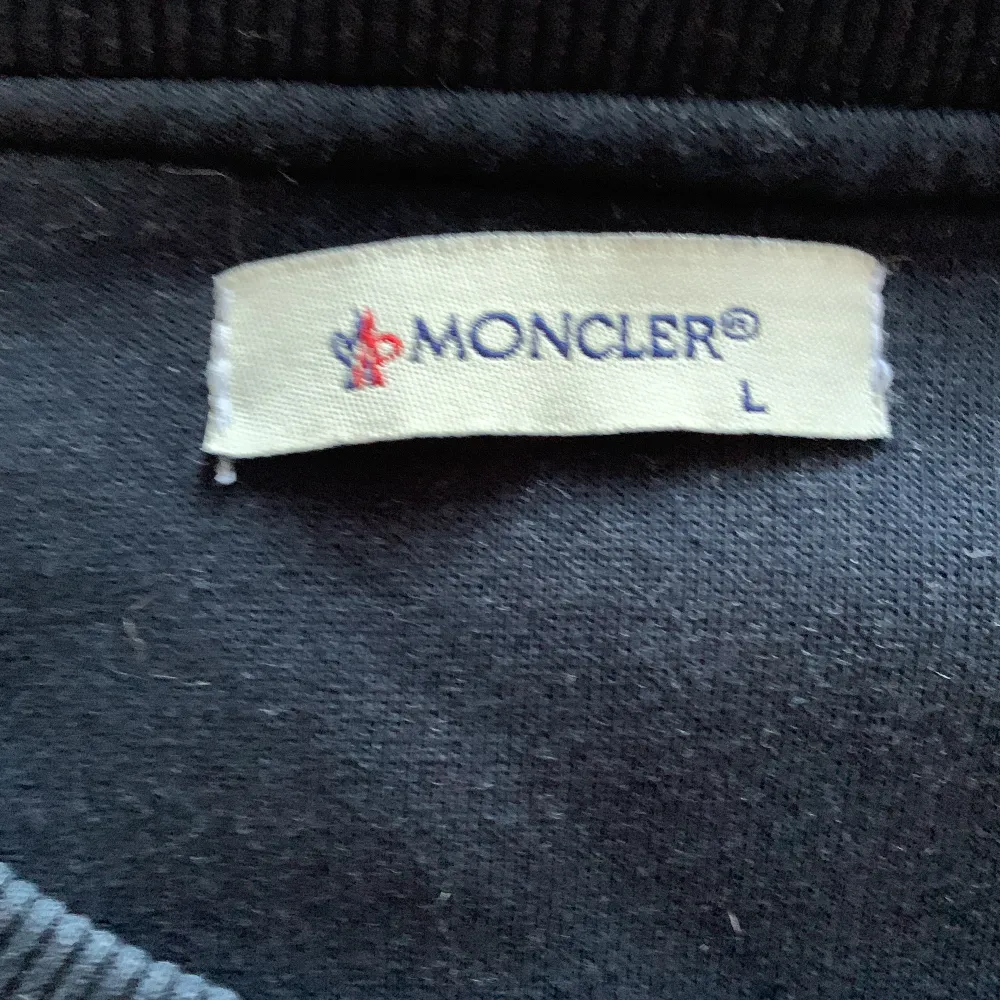Moncler tröja som kostar 8500kr ny jag inte använder den längre men väldigt bra skick den är riktig också. Hoodies.