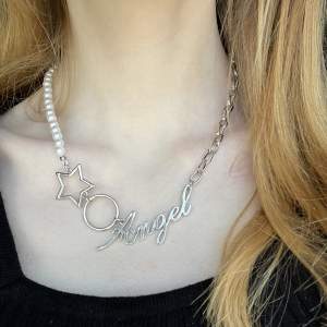 Ett halsband med pärlor och skriften ”angel”. Använd en gång, men är inte min stil längre.