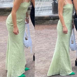 Klänning - Säljer min klänning som jag använde på examensbalen, endast använd den gången. Sitter som en dröm!