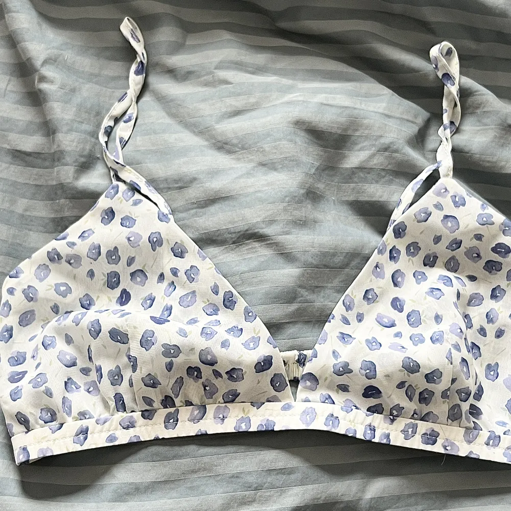 SÅ FIN bralette i skönt tyg från na-kd i strl XS! Aldrig använd så precis som ny! Perfekt under en vit mesh eller Kashmir topp!💕 använd gärna köp nu🤍. Toppar.