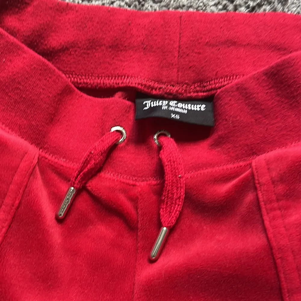 Säljer mitt röda juicy sett för kommer aldrig till användning, i väldigt bra skick, byxorna är i storlek XS och huvtröjan i S. 💗. Jeans & Byxor.