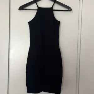 Svart klänning från Nelly.com i strl xs