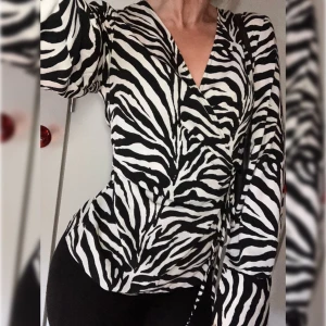 Blus - Svartvit blus med mönster Ny Stl S