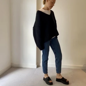 Overzized ulltröja från Weekday  - Oversized ulltröja från weekday i marinblå. V-ringad. Använd men i gott skick.