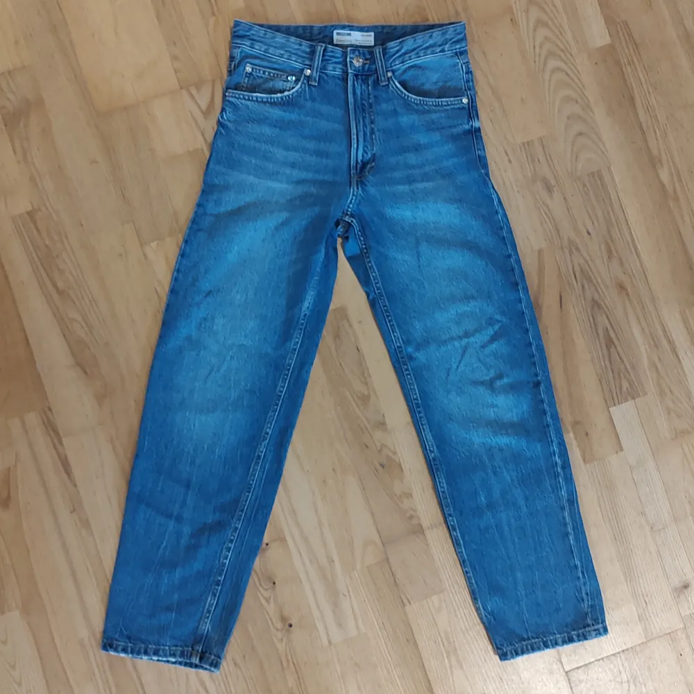 Jag säljer ett par blå Bershka jeans, '90s wide, stl 34. Lite nötningar nertill på båda byxbenen samt en liten lagning vid yttre sömmen på vänster ben. . Jeans & Byxor.