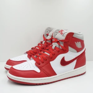 jordan 1 high og varsity red - Säljer pga att de inte kommer till andvändning pga att de inte är min stil längre tyvärr❤️ köpte för 2200kr så säljer för 1500kr pga att de är smutsiga men på bilden har jag rengjord själva skorna men inte ytter sulan❤️ storlek 38 men passar mig som har 39 