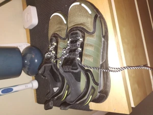 >> ADIDAS SKOR << - Bara använda ett fåtal gånger!